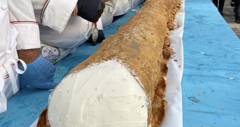 Caltanissetta, il cannolo più lungo del mondo misura 21 metri e 43 cm: ora si attende l’ok dal Guinness World Records