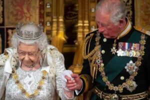 La morte della Regina, la bara di Elisabetta II esposta per 4 giorni in Scozia: poi il trasferimento a Londra