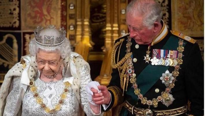 La morte della Regina, la bara di Elisabetta II esposta per 4 giorni in Scozia: poi il trasferimento a Londra