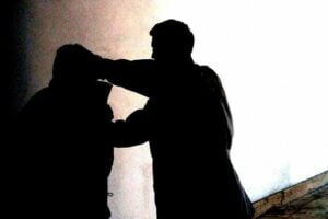 Catania, 27enne con problemi psichici picchia il convivente della madre: arrestato e ricoverato in casa di cura