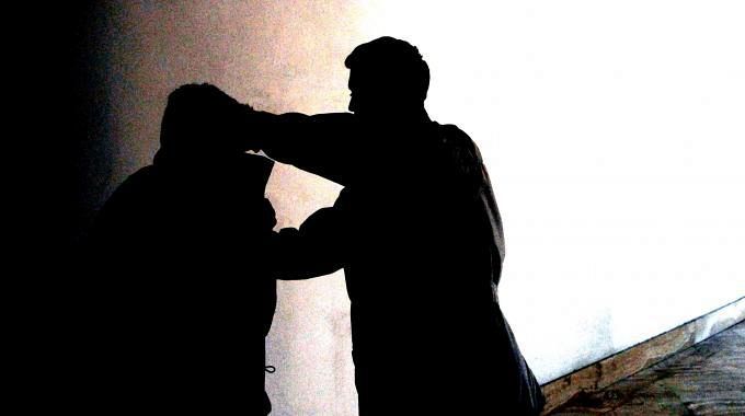 Catania, 27enne con problemi psichici picchia il convivente della madre: arrestato e ricoverato in casa di cura