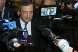 Draghi esclude il ritorno e punzecchia Salvini e Conte: “C’è chi ama i russi alla follia e parla di nascosto con loro”