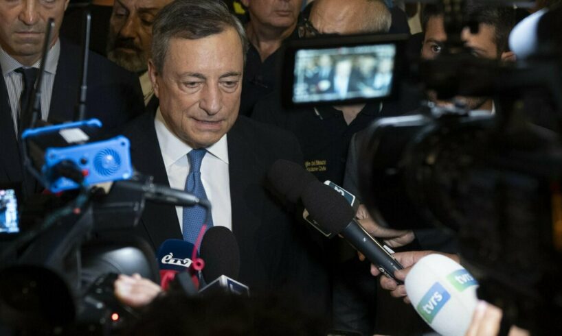 Draghi esclude il ritorno e punzecchia Salvini e Conte: “C’è chi ama i russi alla follia e parla di nascosto con loro”