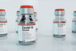 Covid, lunedì al via la prenotazione dei vaccini aggiornati: proteggono dalle malattie gravi e dalla morte