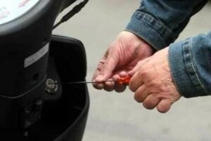 Catania, in due nel quartiere Ognina tentano di rubare un ciclomotore: arrestati in flagranza