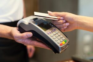 Anche a Catania le ‘carte’ sono le benvenute al bar, nei negozi e in edicola: i pagamenti elettronici sono più sicuri