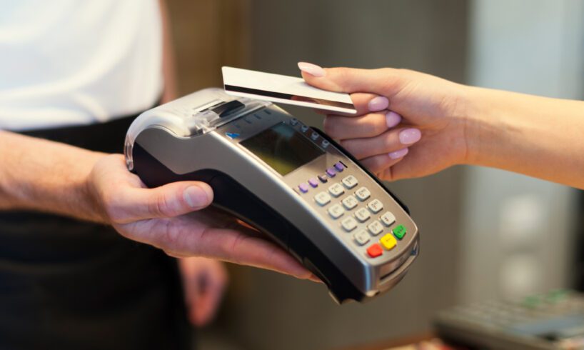 Anche a Catania le ‘carte’ sono le benvenute al bar, nei negozi e in edicola: i pagamenti elettronici sono più sicuri