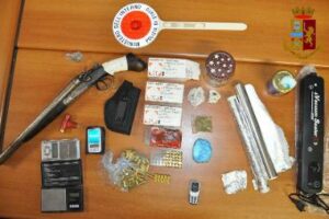 Adrano, un fucile a canne mozze e cocaina nel mobiletto del garage: 21enne arrestato