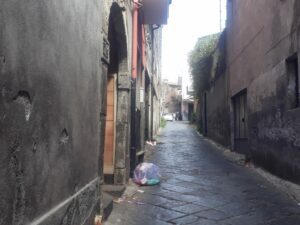 Paternò, degrado nel centro storico: due piazze una via invase da erbacce e rifiuti