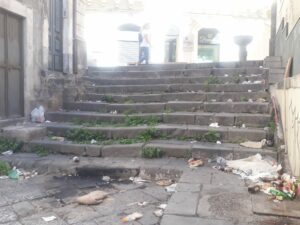 Paternò, degrado nel centro storico: due piazze una via invase da erbacce e rifiuti