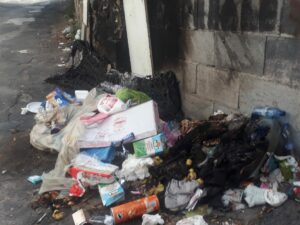 Paternò, degrado nel centro storico: due piazze una via invase da erbacce e rifiuti