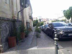 Paternò, degrado nel centro storico: due piazze una via invase da erbacce e rifiuti