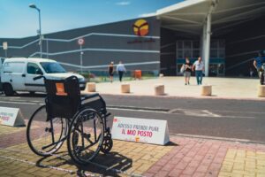 Disabilità, flash-mob al Centro Sicilia di Catania: carrozzelle negli stalli auto per il rispetto degli spazi