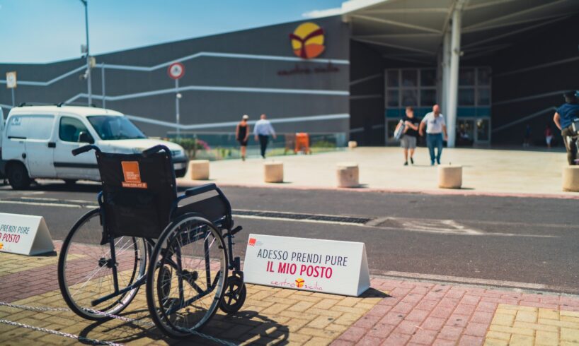 Disabilità, flash-mob al Centro Sicilia di Catania: carrozzelle negli stalli auto per il rispetto degli spazi
