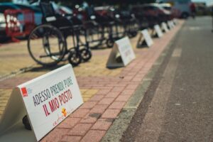 Disabilità, flash-mob al Centro Sicilia di Catania: carrozzelle negli stalli auto per il rispetto degli spazi