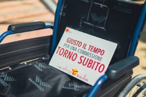 Disabilità, flash-mob al Centro Sicilia di Catania: carrozzelle negli stalli auto per il rispetto degli spazi