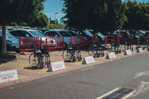 Disabilità, flash-mob al Centro Sicilia di Catania: carrozzelle negli stalli auto per il rispetto degli spazi