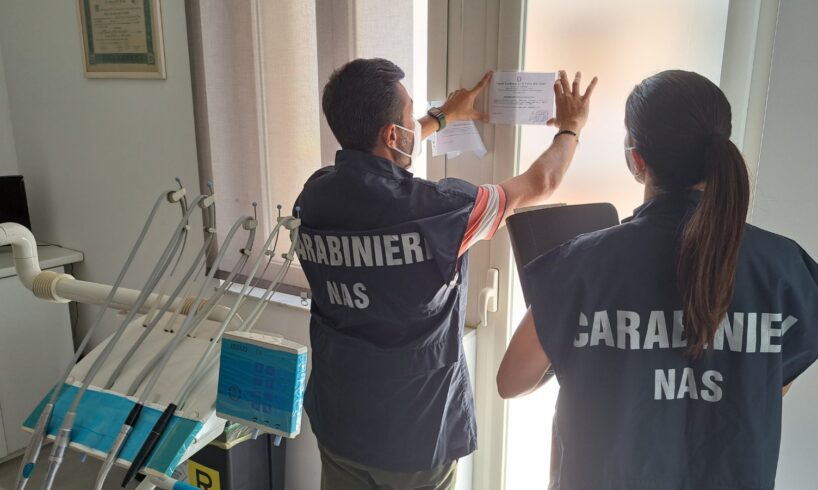 Acireale, i Nas scoprono dentista abusivo: lo ‘studio’ era in un condominio. Trovati farmaci scaduti