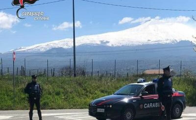Nicolosi, rubano lo zaino dentro l’auto a un turista napoletano: due persone arrestate