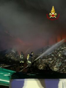 Catania-Gela, incendio in area per il trattamento dei rifiuti: impegnate due squadre dei Vigili del Fuoco