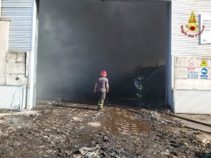 Catania-Gela, incendio in area per il trattamento dei rifiuti: impegnate due squadre dei Vigili del Fuoco