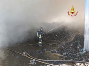 Catania-Gela, incendio in area per il trattamento dei rifiuti: impegnate due squadre dei Vigili del Fuoco