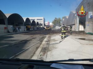 Catania-Gela, incendio in area per il trattamento dei rifiuti: impegnate due squadre dei Vigili del Fuoco