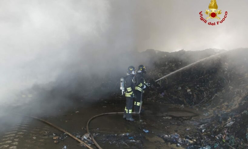 Catania-Gela, incendio in area per il trattamento dei rifiuti: impegnate due squadre dei Vigili del Fuoco
