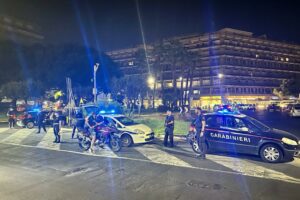 Catania, controlli in Piazza Europa di Carabinieri e Polizia locale: nel mirino le condotte pericolose degli scooter