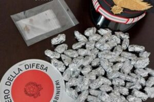 Paternò, 26enne spacciatore notturno arrestato nel centro cittadino: in casa aveva 90 g di droga