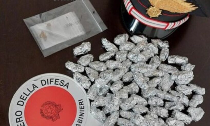 Paternò, 26enne spacciatore notturno arrestato nel centro cittadino: in casa aveva 90 g di droga