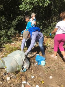 Biancavilla, i volontari di “Laudato sì” ripuliscono il bosco di Viale del Castagno: raccolti quintali di rifiuti
