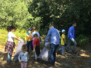 Biancavilla, i volontari di “Laudato sì” ripuliscono il bosco di Viale del Castagno: raccolti quintali di rifiuti
