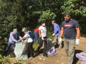 Biancavilla, i volontari di “Laudato sì” ripuliscono il bosco di Viale del Castagno: raccolti quintali di rifiuti
