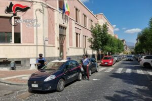 Misterbianco, ex alunni sorpresi a rubare lavagne multimediali e webcam nella scuola 'Gabelli': denunciati un 18enne e tre minori