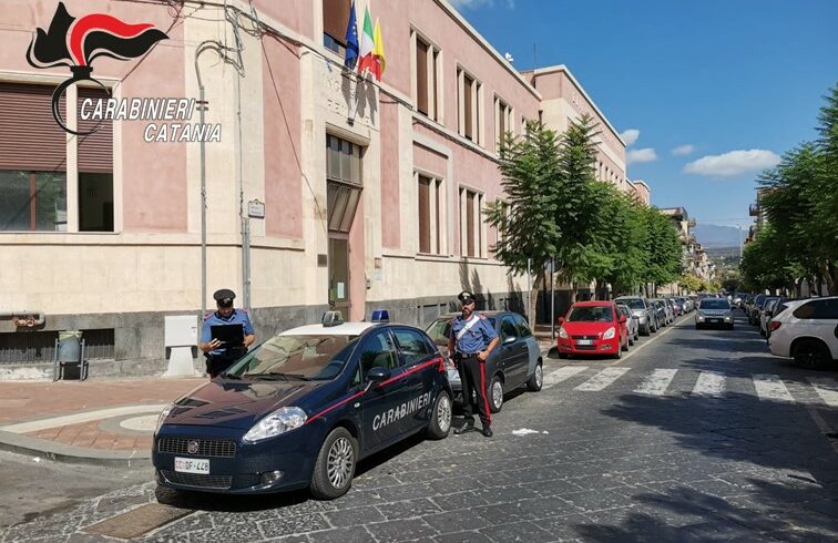 Misterbianco, ex alunni sorpresi a rubare lavagne multimediali e webcam nella scuola 'Gabelli': denunciati un 18enne e tre minori