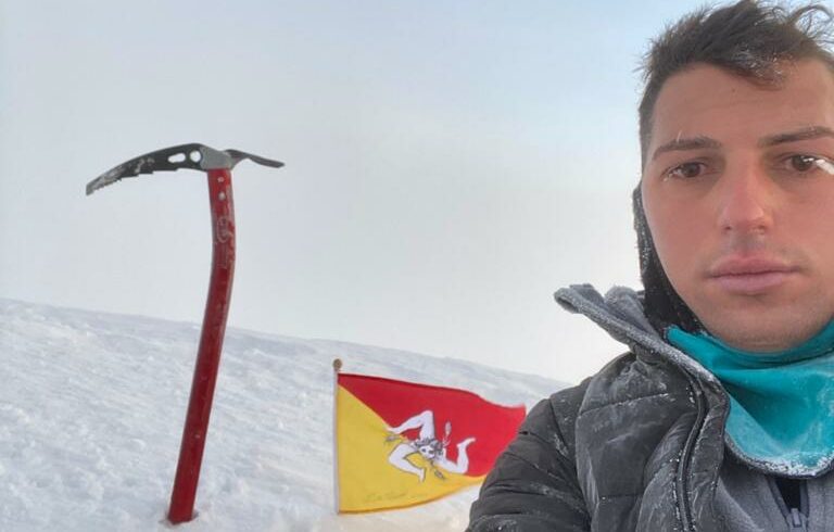 Il catanese Nicola Cannavò conquista la vetta del Monte Bianco: “La mia passione è nata con l’Etna. Ora sogno di scalare l’Everest”