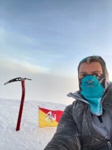 Il catanese Nicola Cannavò conquista la vetta del Monte Bianco: “La mia passione è nata con l’Etna. Ora sogno di scalare l’Everest”
