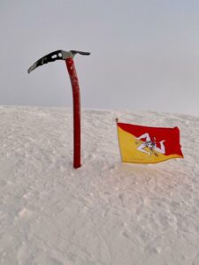 Il catanese Nicola Cannavò conquista la vetta del Monte Bianco: “La mia passione è nata con l’Etna. Ora sogno di scalare l’Everest”