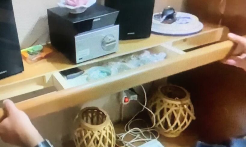 Catania, una mensola del soggiorno il nascondiglio segreto della droga: 61enne arrestato (VIDEO)