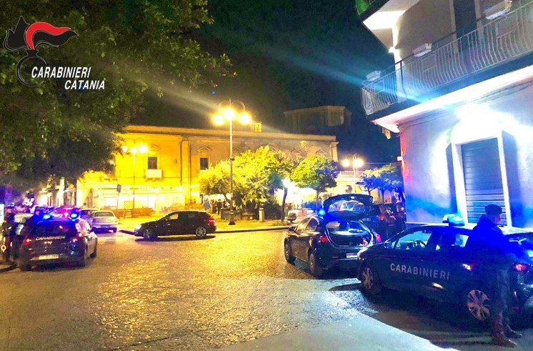 Paternò, controlli in Piazza S. Barbara e via della Rose: segnalati 5 assuntori di droga e contestate 30 sanzioni