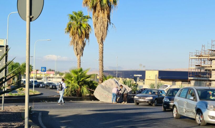 Paternò, masso di pietra lavica cade da un camion in Corso Italia: traffico in tilt