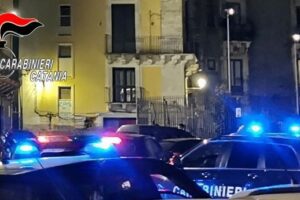 Catania, evade dai domiciliari per fare un giro con uno scooter rubato: nel suo zaino un coltello e crack