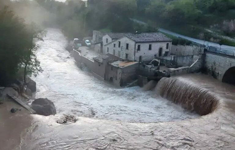Alluvione Marche, non si trovano il piccolo Mattia e una donna di 56 anni: il bilancio è di 11 morti