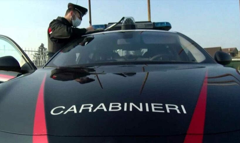 Catania, danneggia l’auto della compagna e lei chiede aiuto dal balcone di casa: 31enne arrestato per maltrattamenti