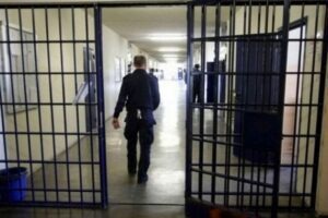 Caltagirone, arrestato agente penitenziario amico del capomafia: “Al telefono lo avvertì di un blitz imminente”