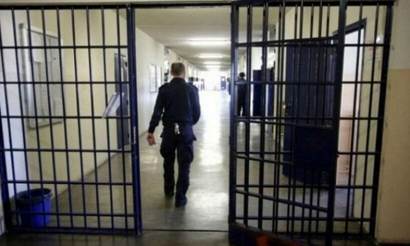 Caltagirone, arrestato agente penitenziario amico del capomafia: “Al telefono lo avvertì di un blitz imminente”
