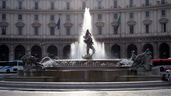 Roma, un tuffo nella Fontana delle Naiadi costa 450 euro a un diciottenne