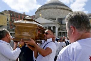 Napoli, panificatori sfilano con una bara: “Aumento costi materie prime e bollette hanno decretato la morte”