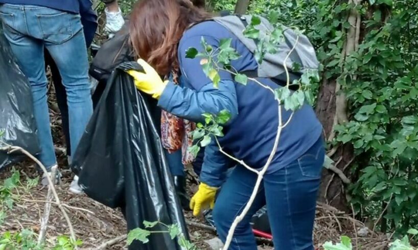 Biancavilla, via i rifiuti che deturpano il Parco dell’Etna: l’associazione ‘Laudato si’” promuove raccolta dei rifiuti